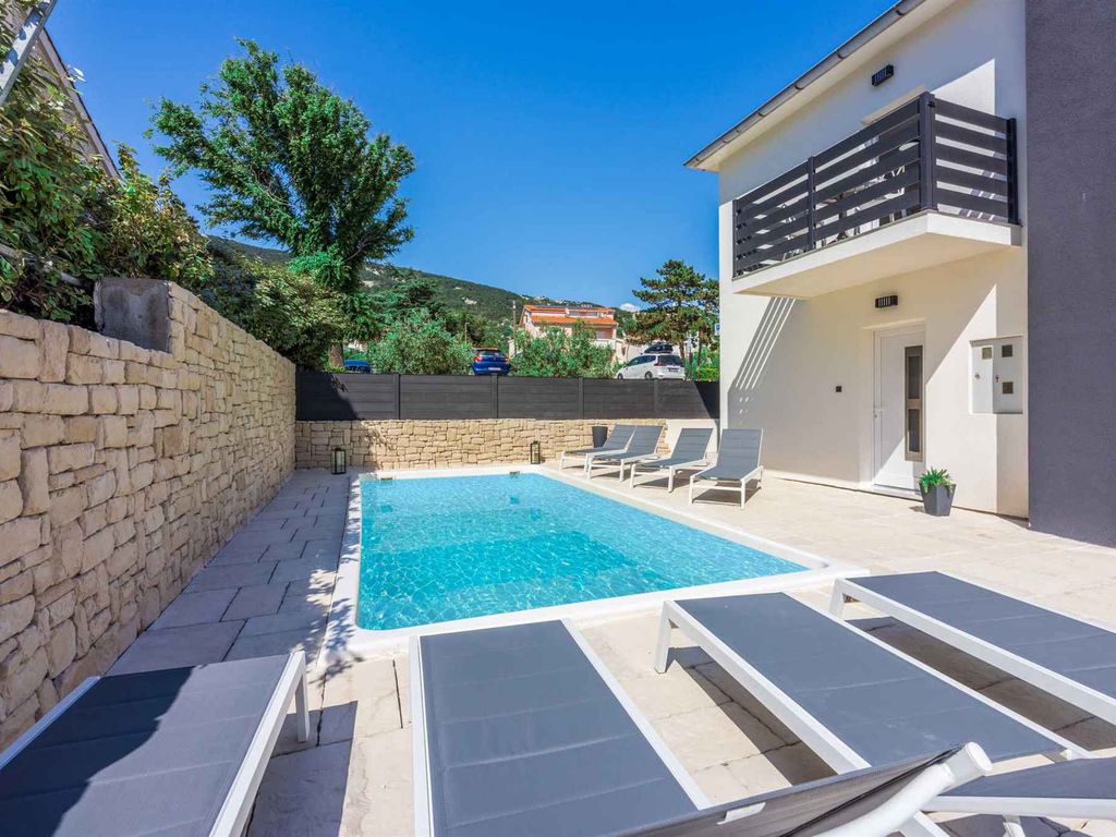 Villa mit einem Schwimmbad 100 Meter vom Meer entfernt