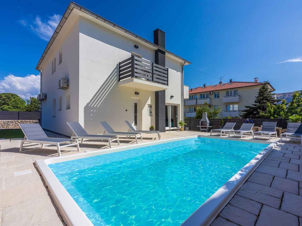 Villa mit einem Schwimmbad 100 Meter vom Meer entfernt