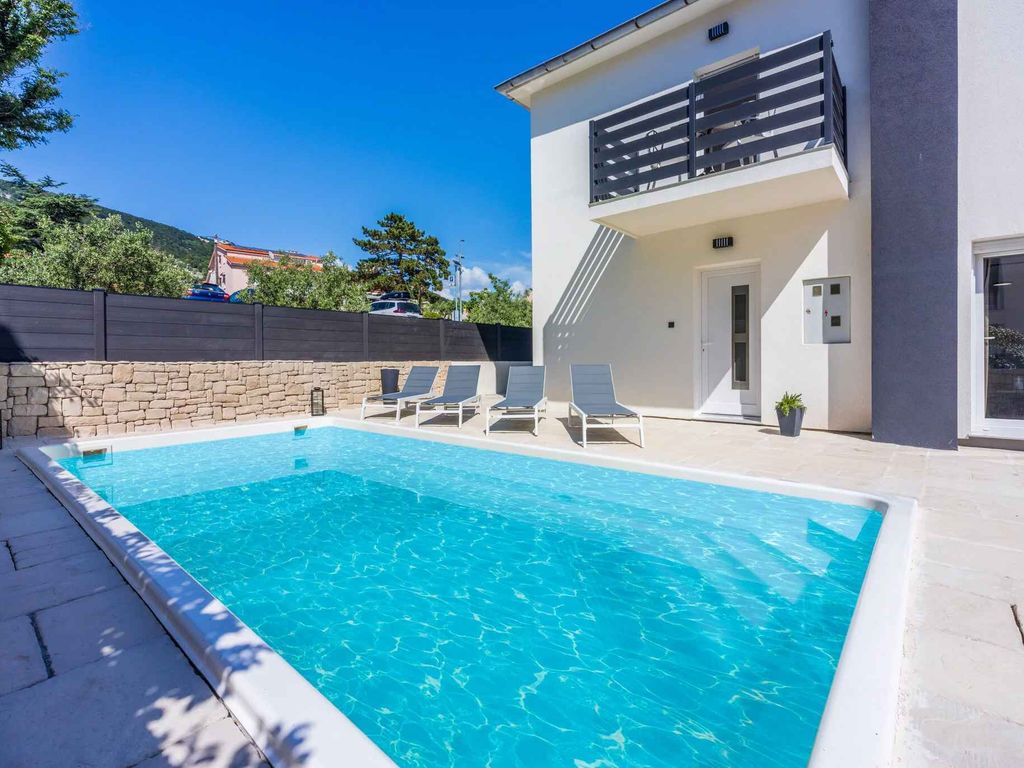 Villa mit Swimmingpool in Strandnähe