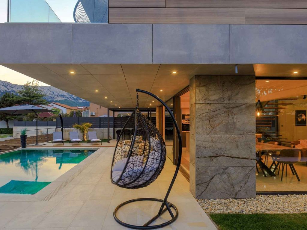 Villa mit großem Infinity-Pool und Whirlpool