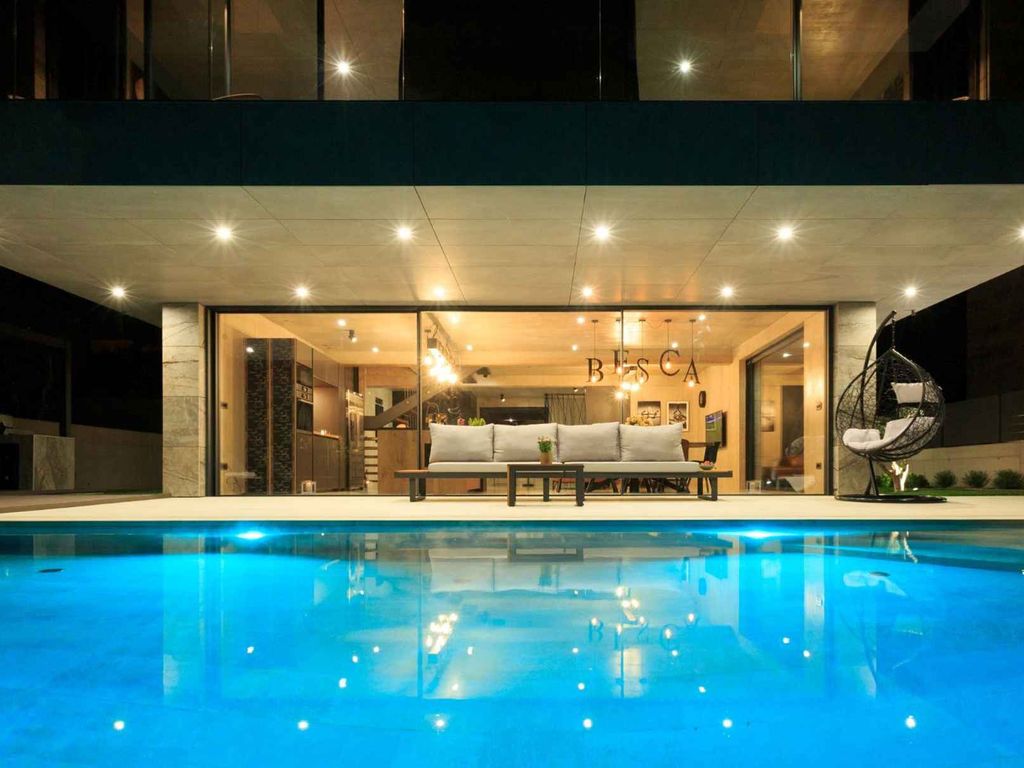 Villa mit großem Infinity-Pool und Whirlpool
