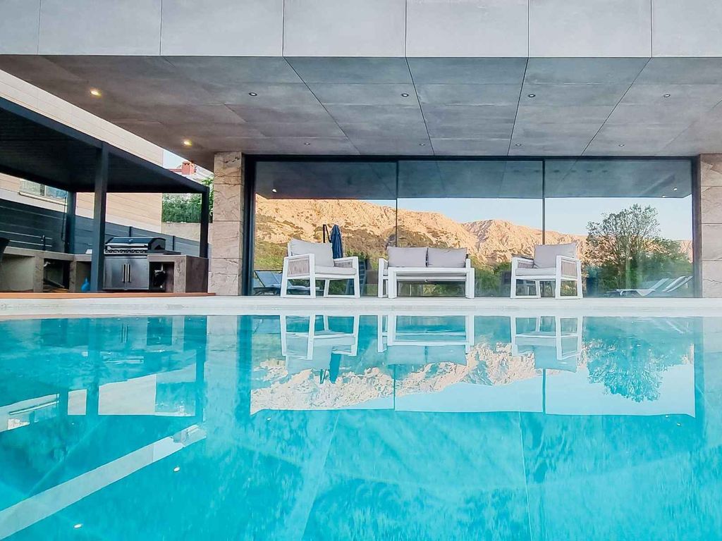 Villa mit Infinity Pool