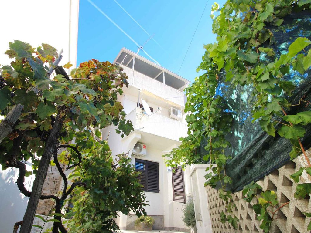 Gemütliche Ferienwohnung Bugi in Baška auf der Insel Krk mit Terrasse und Strandnähe