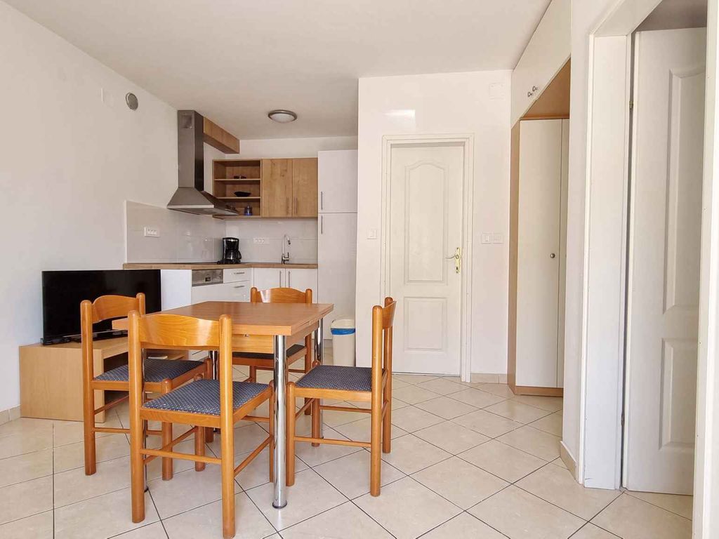 Gemütliche Ferienwohnung Lovinčić in Baška auf der Insel Krk mit Gartenblick