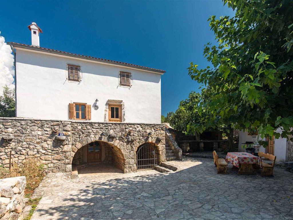 Ferienhaus mit Pool für 8 Personen