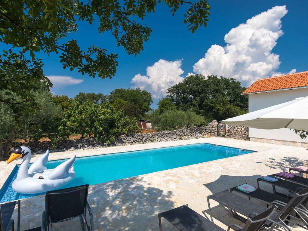 Ferienhaus mit Pool für 8 Personen