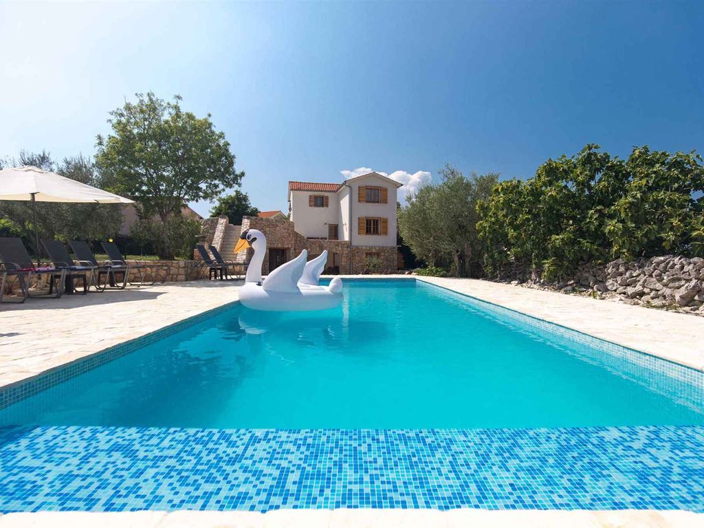 Ferienhaus mit Pool für 8 Personen
