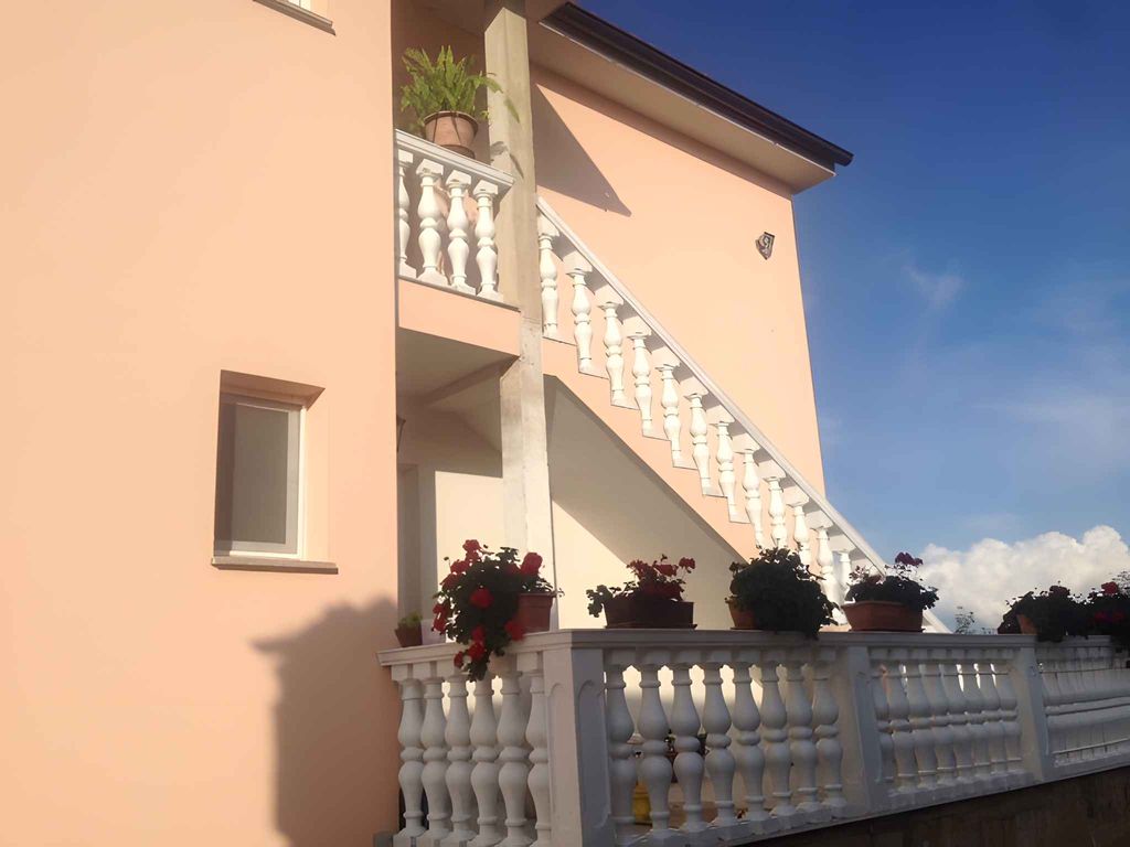 Ferienwohnung mit Pool und Meerausblick