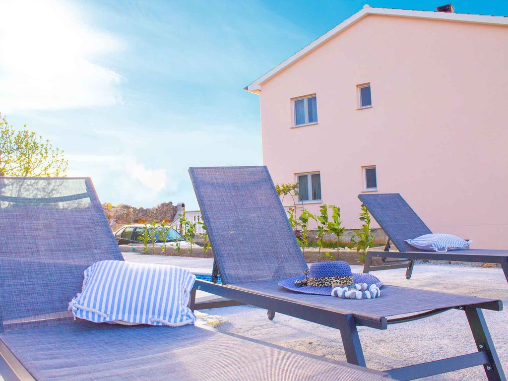 Ferienwohnung mit Pool und Meerausblick