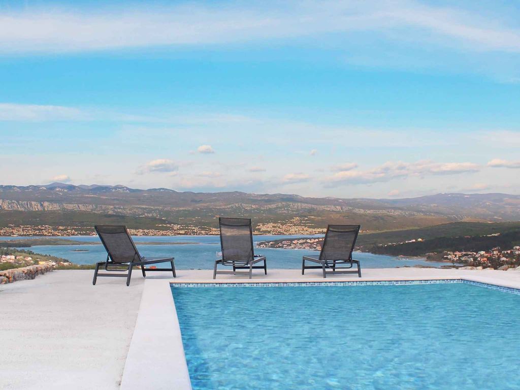 Ferienwohnung mit Pool und Meerausblick