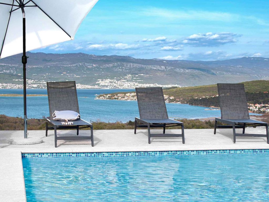 Ferienwohnung mit Pool und Meerausblick