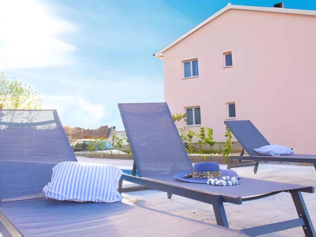 Ferienwohnung mit Pool und Meerblick