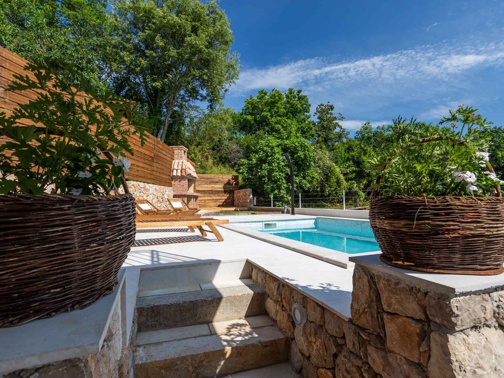 Ferienhaus mit Pool, Klimaanlage und Internet