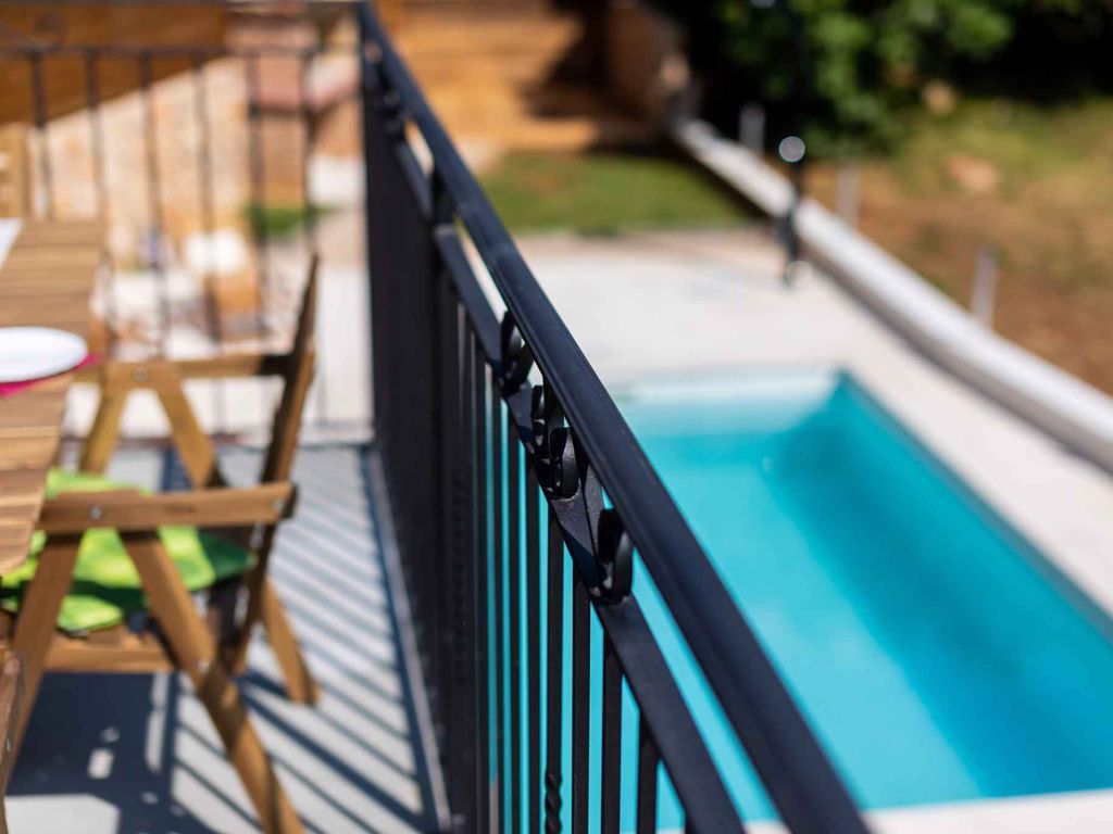 Ferienhaus mit Pool, Klimaanlage und Internet