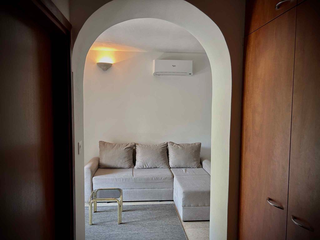 Ferienwohnung im Erdgeschoss, mit einer Terrasse im mediterranen Grün und klimatisiert