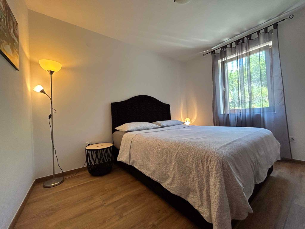 Ferienwohnung im Erdgeschoss, mit einer Terrasse im mediterranen Grün und klimatisiert