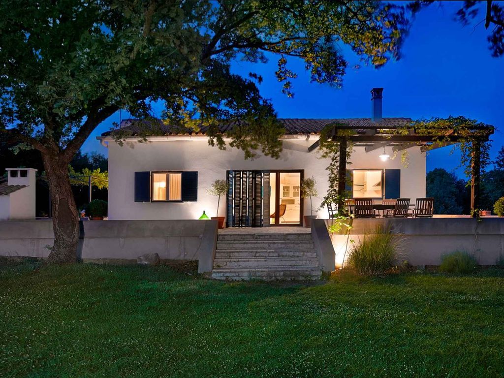 Villa mit Pool und Klimaanlage
