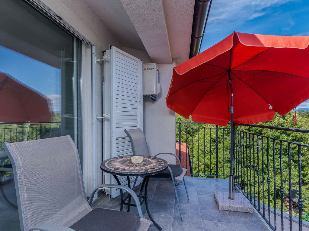 Ferienwohnung mit Klimaanlage und Grill, umgeben von Grün