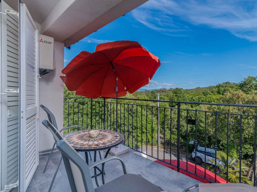Ferienwohnung mit Klimaanlage und Grill, umgeben von Grün