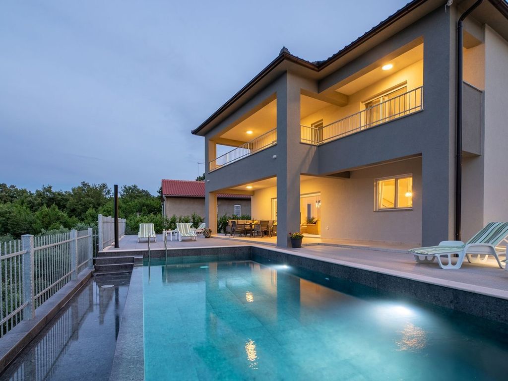 Villa mit Swimmingpool und Meerblick