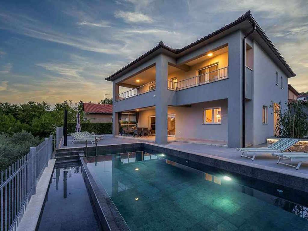 Villa mit Swimmingpool und Meerblick