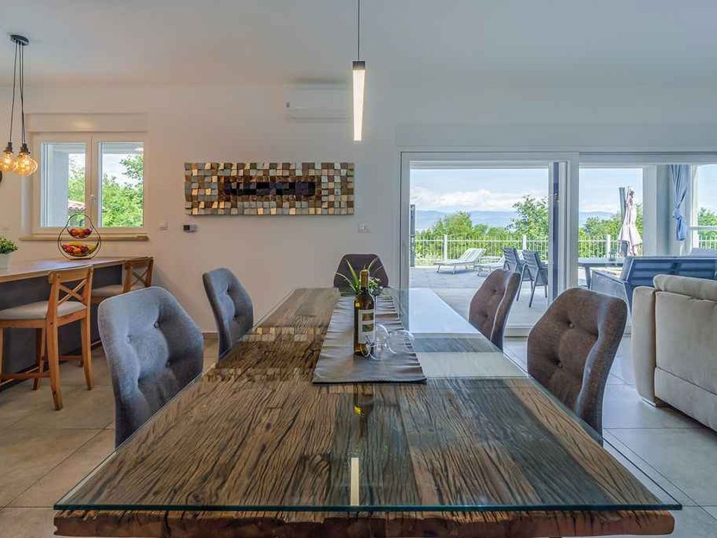 Villa mit Swimmingpool und Meerblick