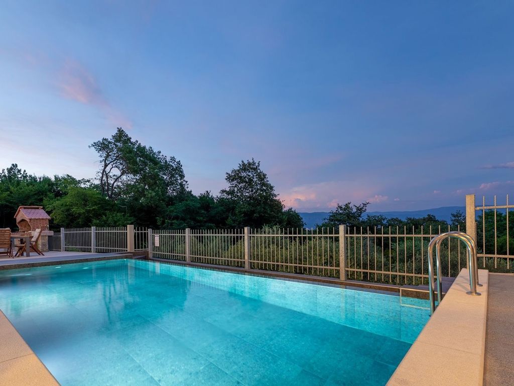 Villa mit Swimmingpool und Meerblick