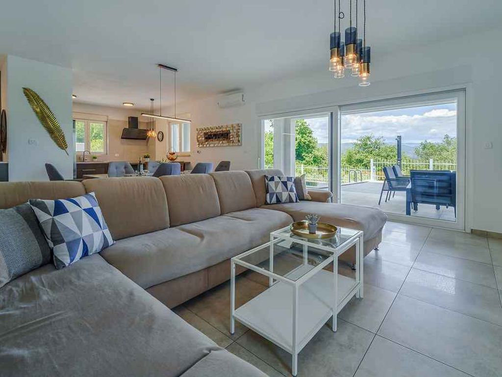 Villa mit Swimmingpool und Meerblick
