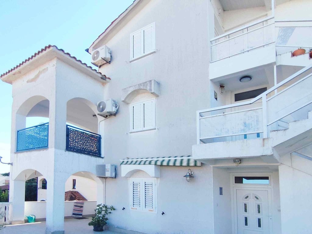 Ferienwohnung mit großer Terrasse und Klimaanlage