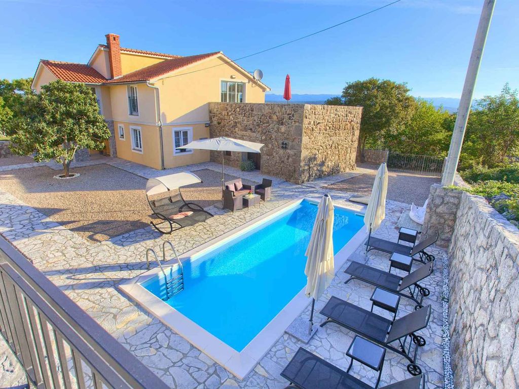 Villa mit Pool für 6 Personen