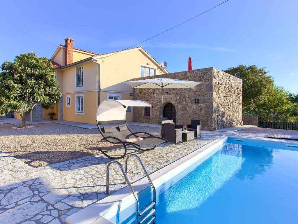 Villa mit Pool für 6 Personen