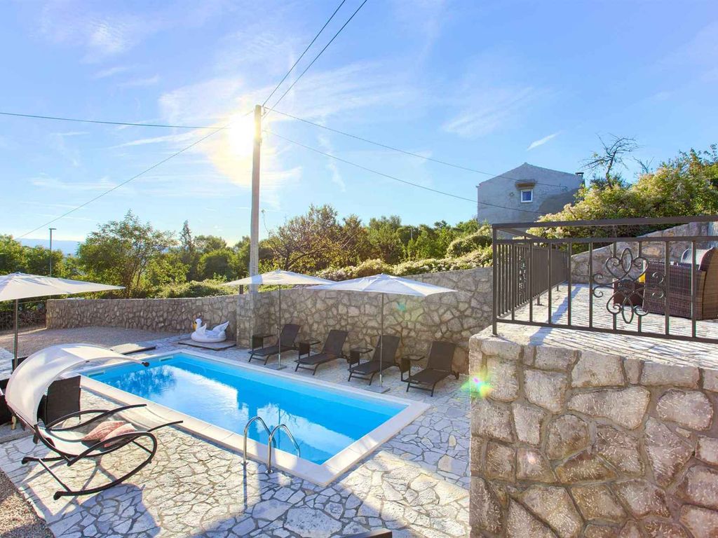 Villa mit Pool für 6 Personen