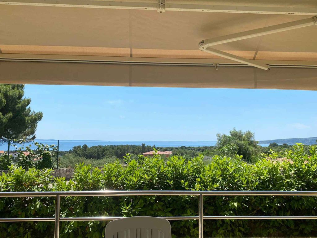 Ferienwohnung mit Terrasse von mediterraner Natur umgeben