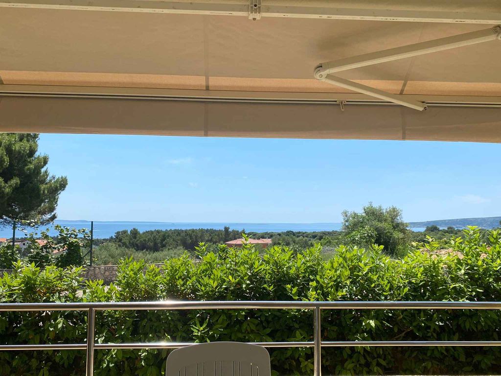 Ferienwohnung mit Terrasse von mediterraner Natur umgeben