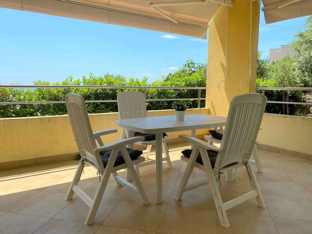 Ferienwohnung mit Terrasse von mediterraner Natur umgeben