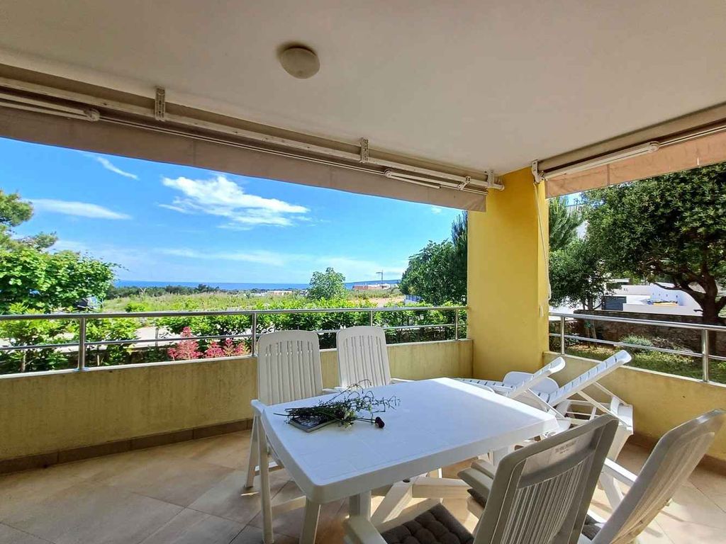 Ferienwohnung mit Terrasse von mediterraner Natur umgeben