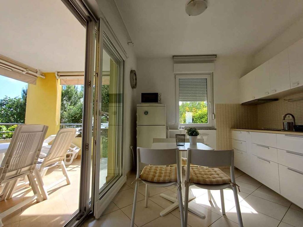 Ferienwohnung mit Terrasse von mediterraner Natur umgeben