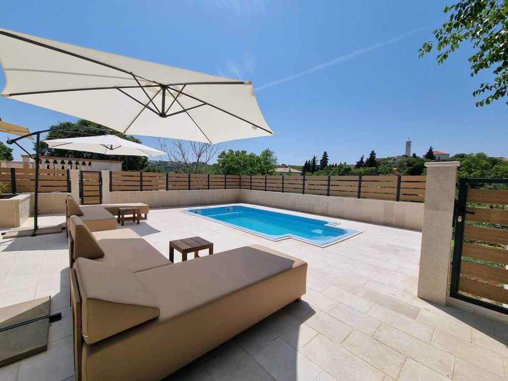 Ferienhaus mit Swimmingpool und Grillterrasse