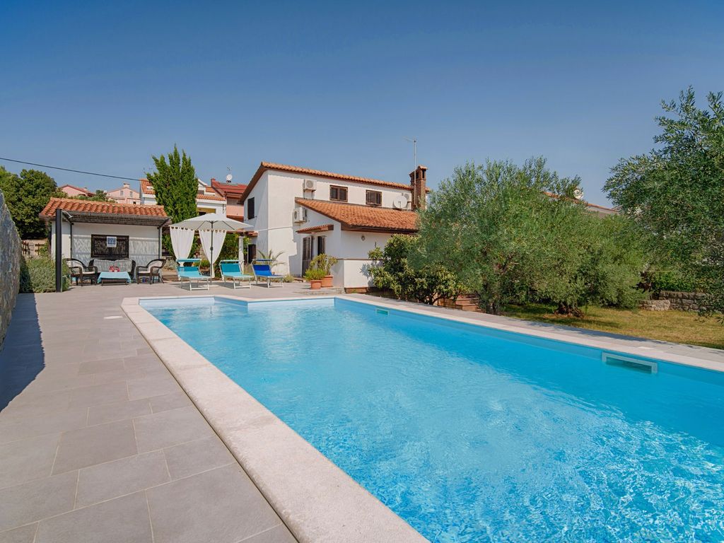 Villa mit Swimmingpool umgeben von mediterraner Natur