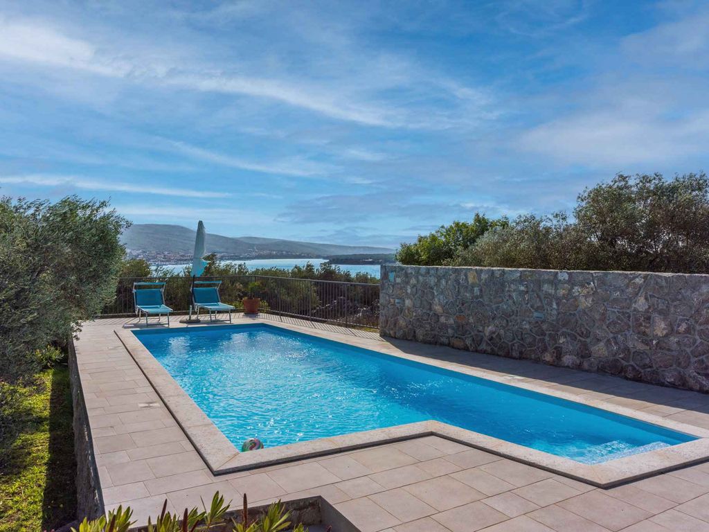 Villa mit Swimmingpool umgeben von mediterraner Natur