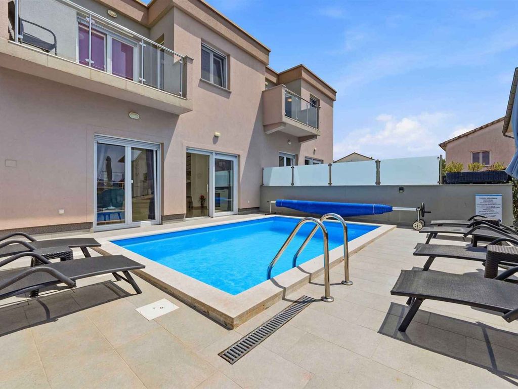 Ferienhaus mit Pool und Klimaanlage