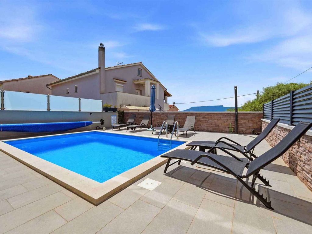 Ferienhaus mit Pool und Klimaanlage