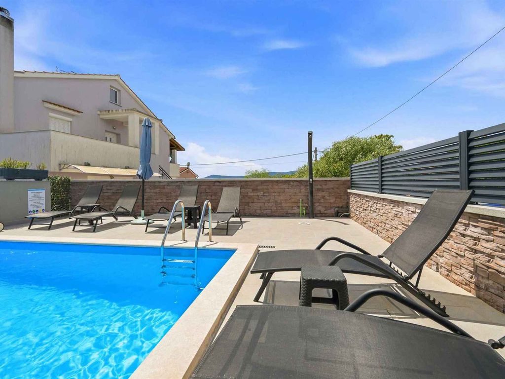 Ferienhaus mit Pool und Klimaanlage