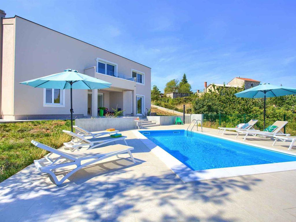 Villa mit Pool in einer ruhigen Gegend in der Nähe der Stadt Krk