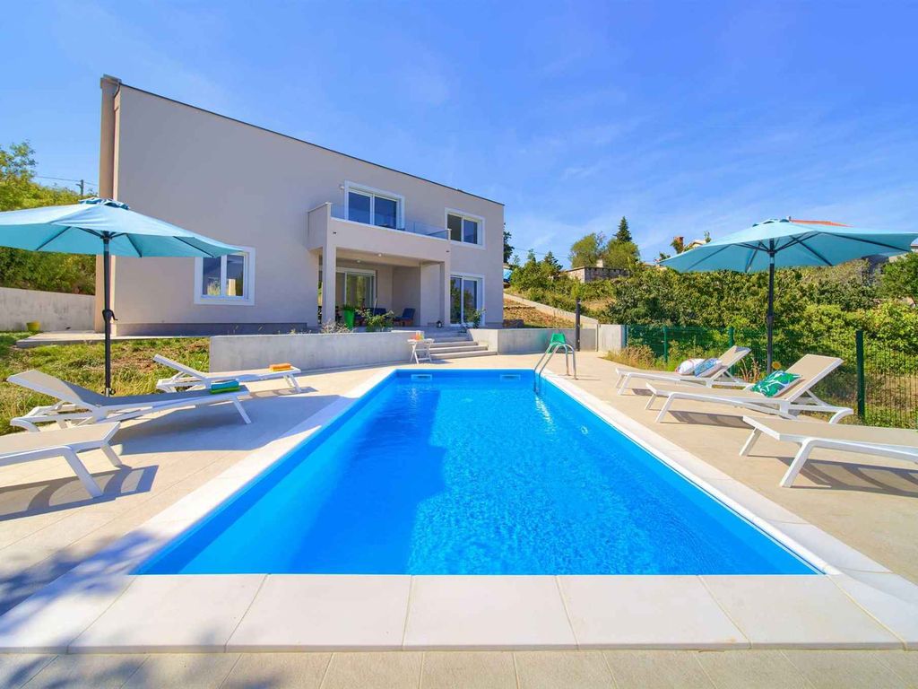 Villa mit Pool in einer ruhigen Gegend in der Nähe der Stadt Krk