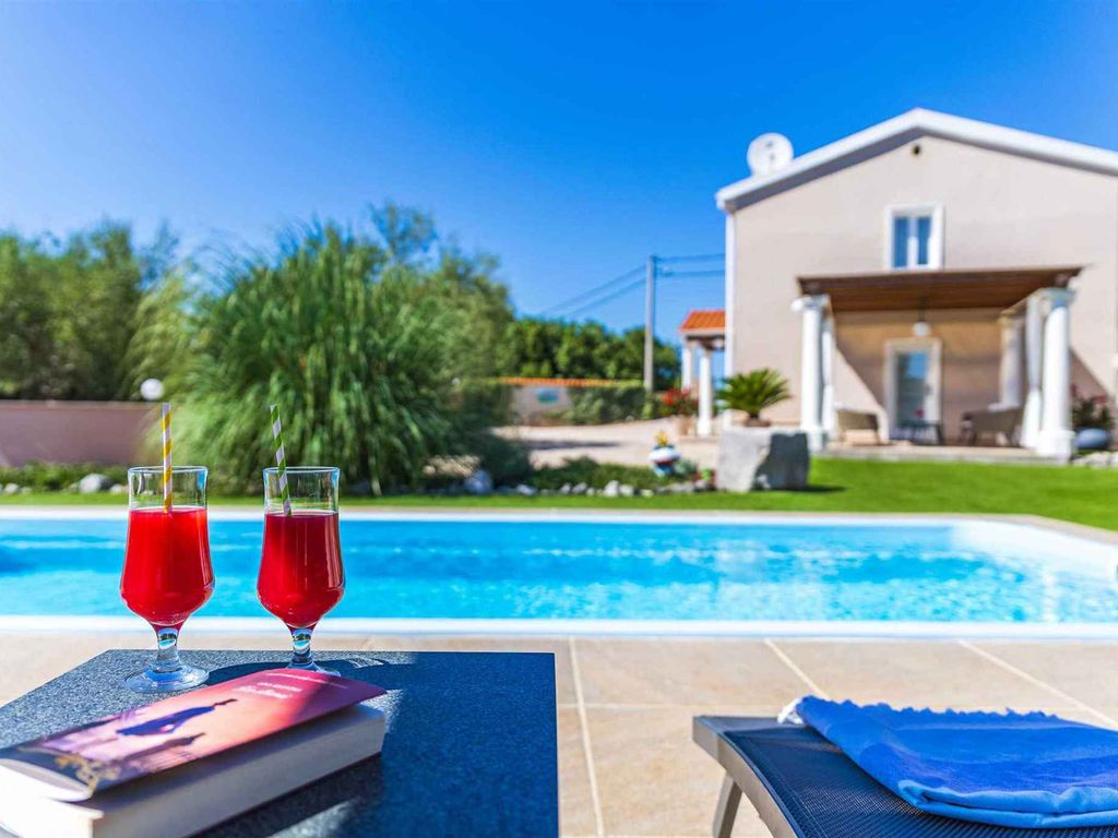 Villa mit Pool und Garten