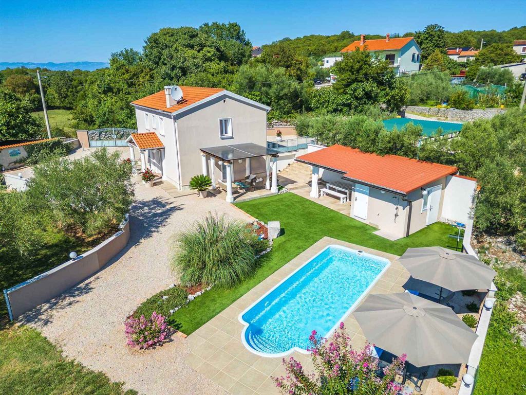 Villa mit Pool und Garten