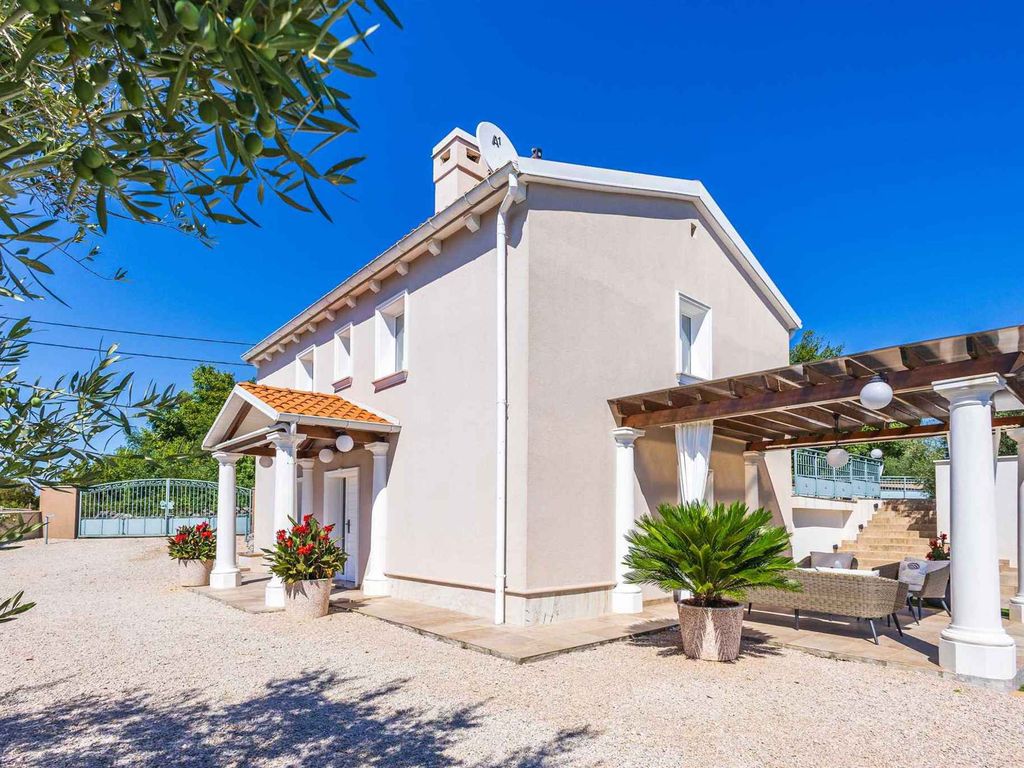 Villa mit Pool und Garten