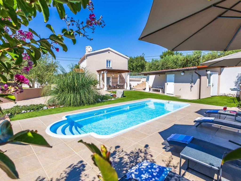 Villa mit Pool und Garten