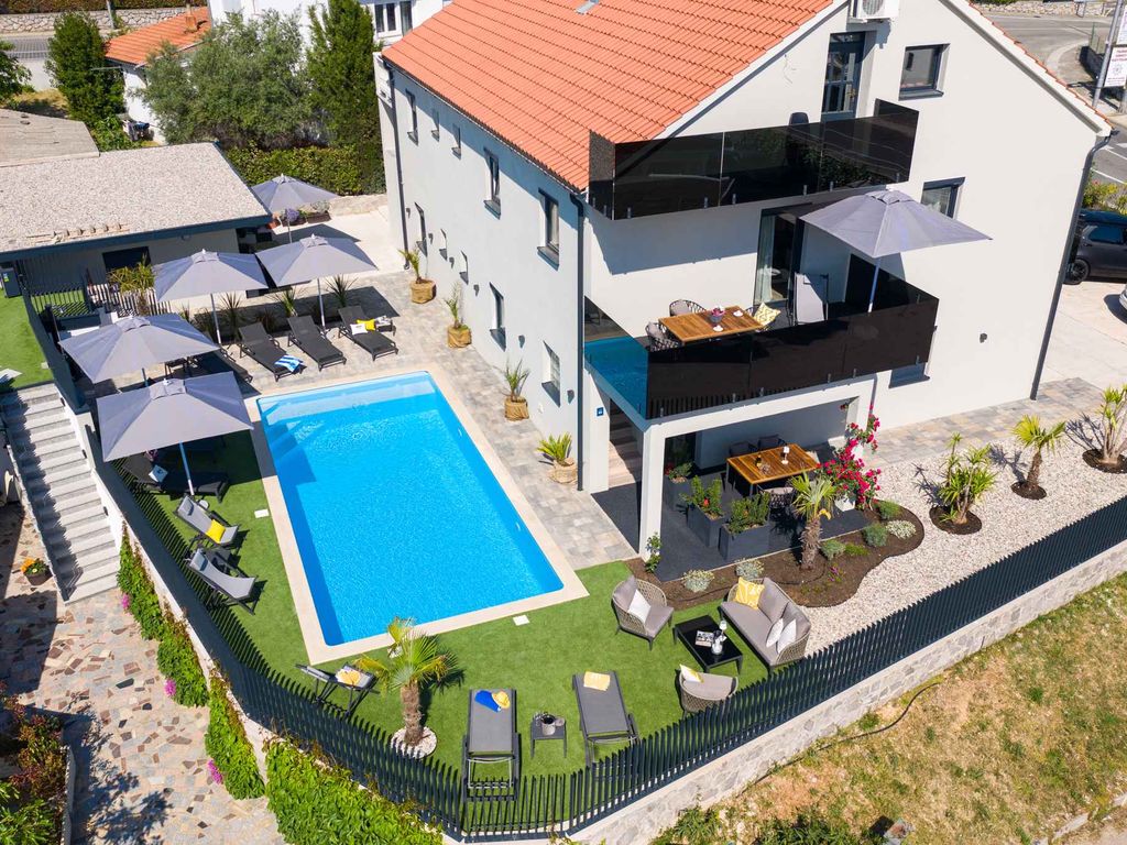 Ferienwohnung modern eingerichtet mit Swimmingpool